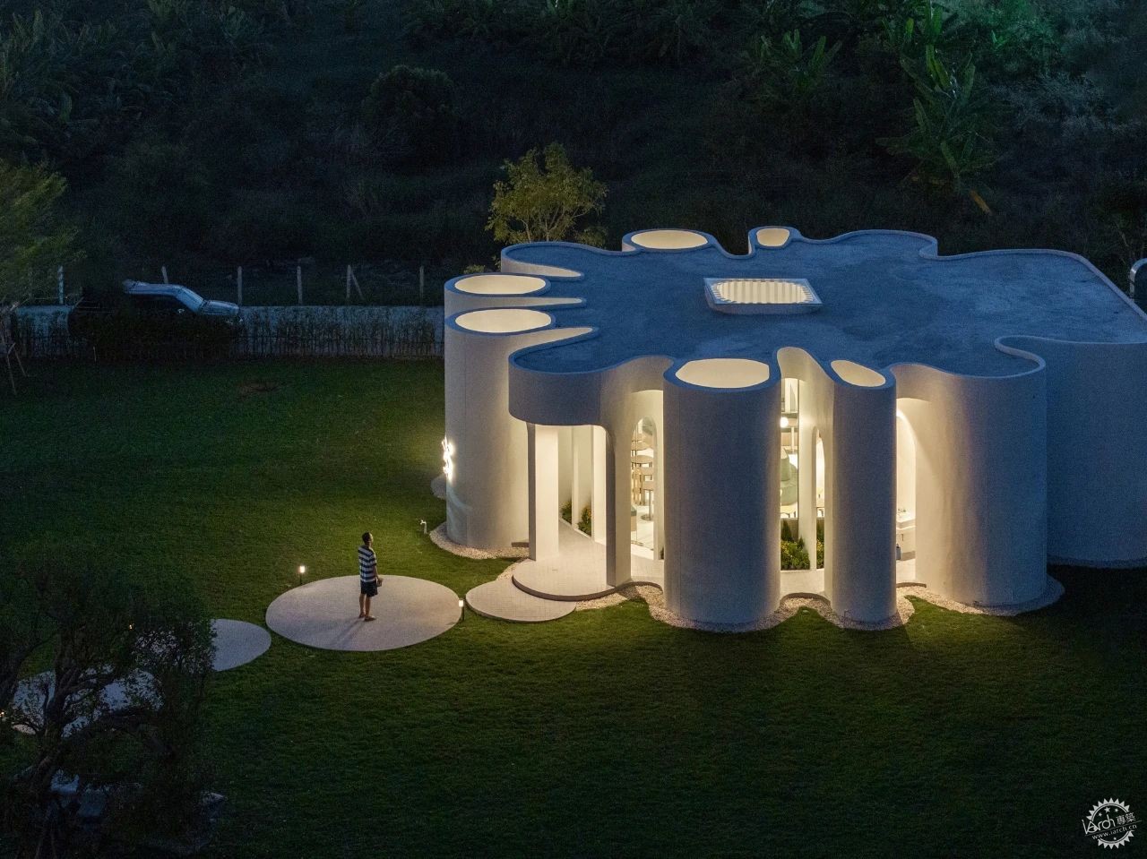  Curvy Dining ļƣռļڹ͵3ͼƬ