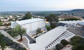 Seasonless House / Casos de Casas