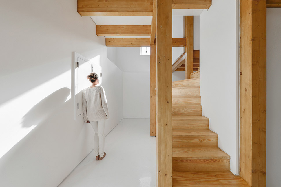 Wood Structure Inside Stone Walls / Corpo Atelier6ͼƬ