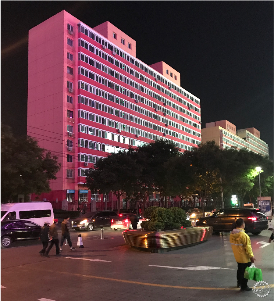 这也是北京有意思的地方，计划经济时代大板楼跟最时髦的商业bang沾一起了 | 孙海霆第19张图片