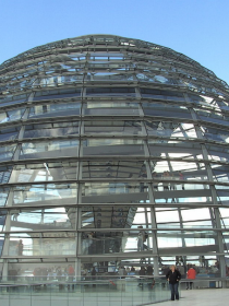 德国国会大厦的穹形圆顶 by 诺曼·福斯特