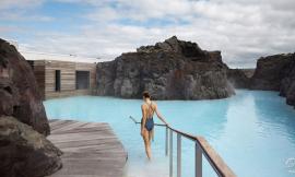 绝美的冰岛蓝色泻湖，酒店临水而立