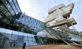 扭转的超现实积木：北德意志州银行总部大厦 / Behnisch Architekten