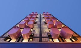 40㎡极简loft公寓 ，粉色阳台和外墙玻璃砖很亮眼，太惹人喜欢了！