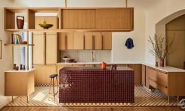 GRT Architects事务所结合橡木和马赛克瓷砖进行东村公寓改造