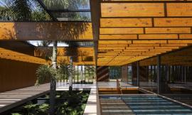 巴西茹鲁米林之家：漂浮于草地上的矩形木屋